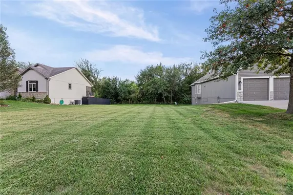 1005 Hidden Meadows DR, Paola, KS 66071