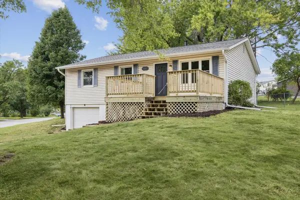 1332 Golden Valley DR, Bettendorf, IA 52722