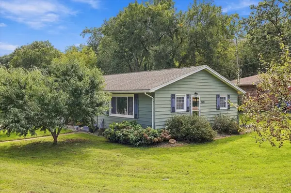 2009 N 10th ST, Clinton, IA 52732