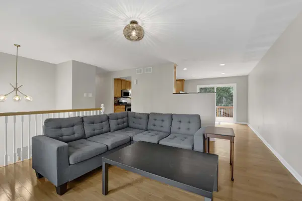 1S705 Eisenhower RD, Oakbrook Terrace, IL 60181