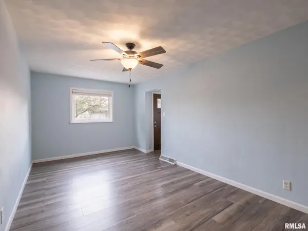 121 NW MAIN ST, Hopedale, IL 61747