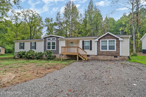 681 Hen Valley Rd, Oliver Springs, TN 37840