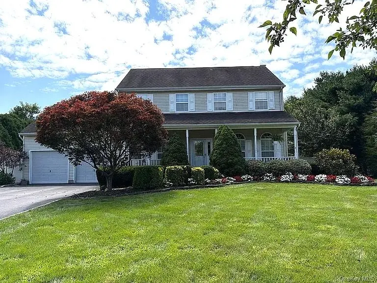 8 Ashford LN, Huntington, NY 11743