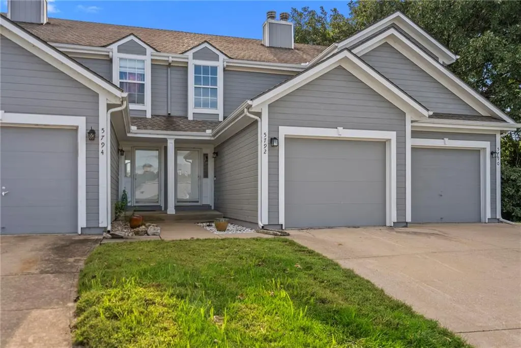 5792 NW Plantation CIR, Lee's Summit, MO 64064