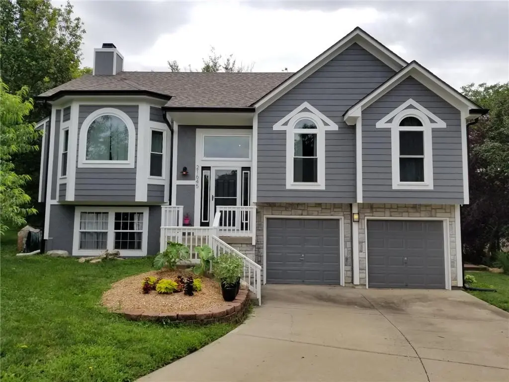 21645 W 122nd TER, Olathe, KS 66061
