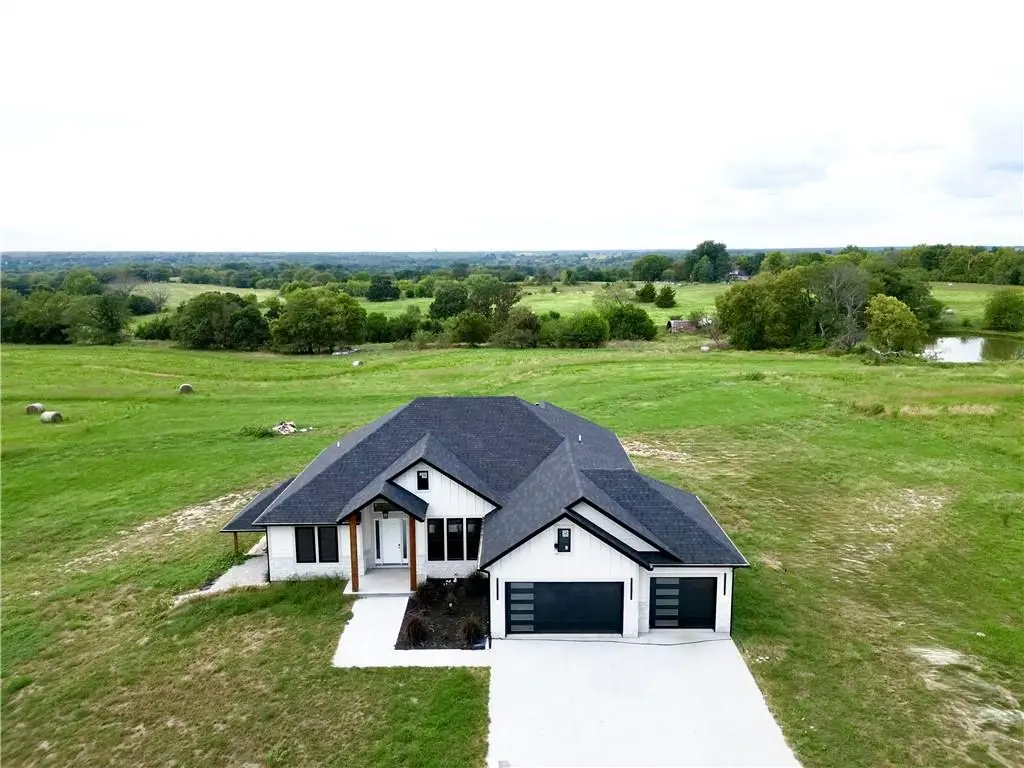 22663 Cherry Tree LN, Sedalia, MO 65301