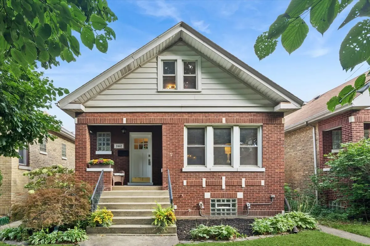 2442 W Berenice AVE, Chicago, IL 60618