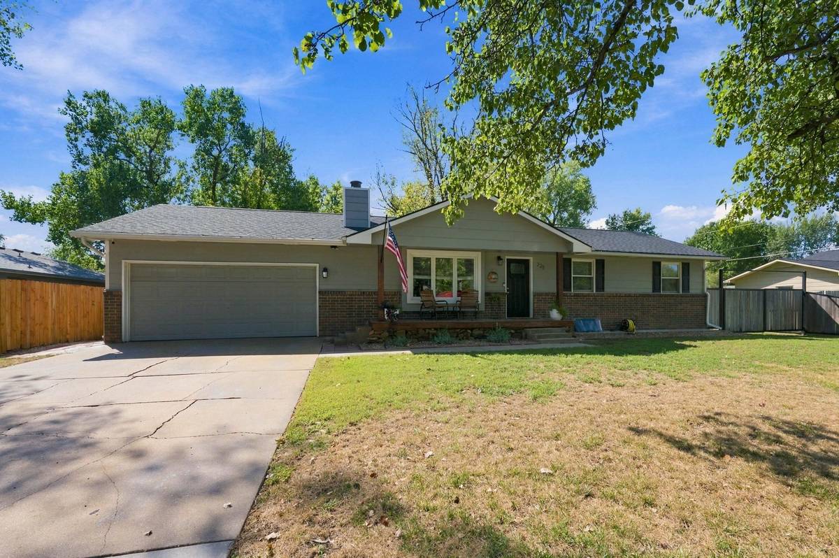221 E Bradbury St, Rose Hill, KS 67133