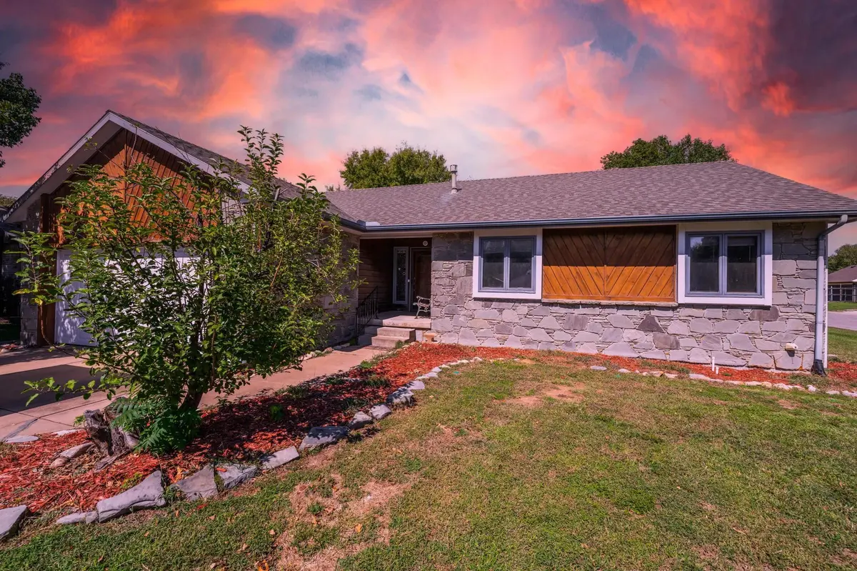 1436 E James St, Derby, KS 67037