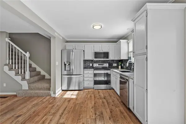 5792 NW Plantation CIR, Lee's Summit, MO 64064