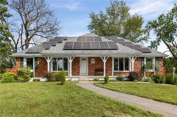 905 S Lincoln AVE, Raymore, MO 64083