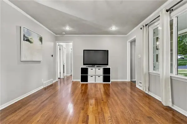 8025 Dearborn DR, Prairie Village, KS 66208