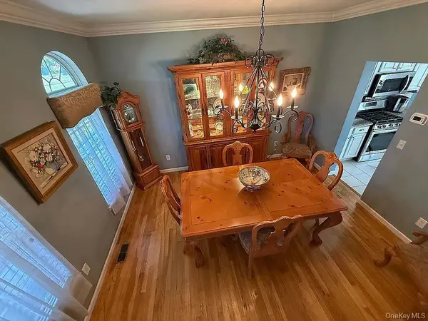 8 Ashford LN, Huntington, NY 11743