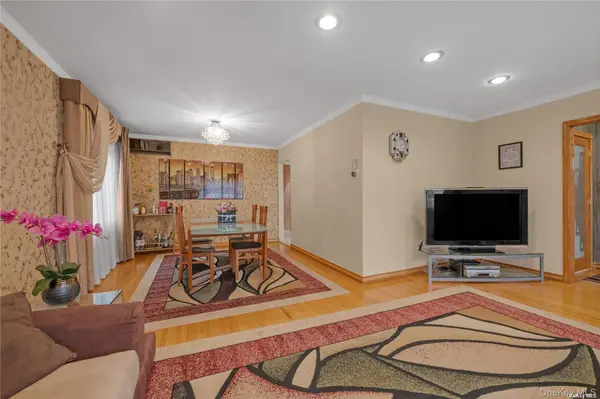 65-24 Ellwell CRES, Rego Park, NY 11374