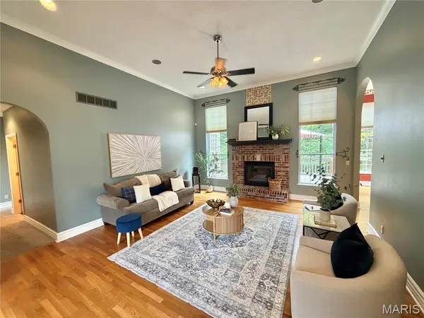 6 Timberwood DR, Maryville, IL 62062