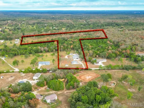 27551 Steamboat LN, Laquey, MO 65534