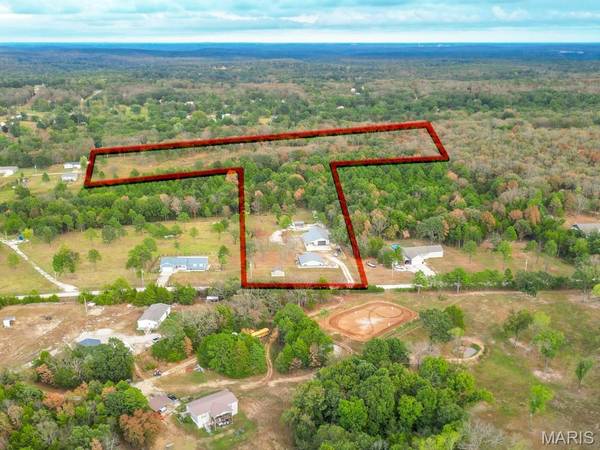 27551 Steamboat LN, Laquey, MO 65534
