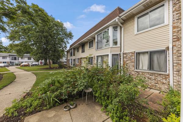 2640 Mitchell DR #4, Woodridge, IL 60517