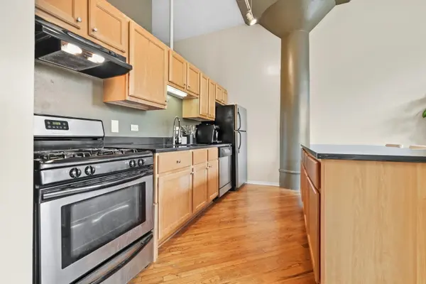 1801 W Larchmont AVE #214, Chicago, IL 60613