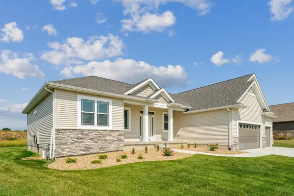 1428 Sandstone LN, Cedar Falls, IA 50613