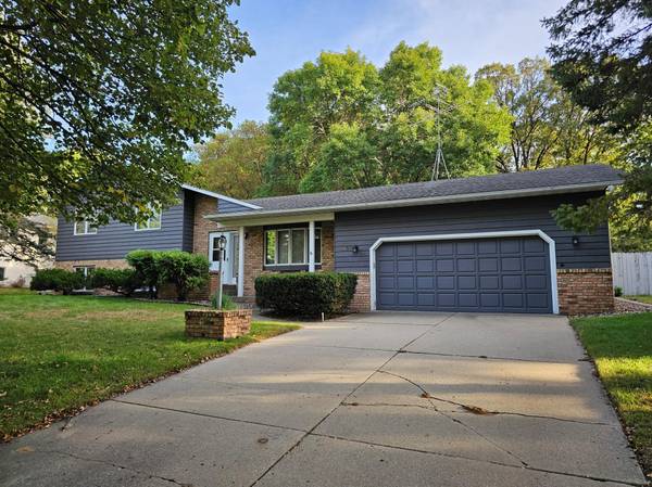 1928 Linda LN, Saint Cloud, MN 56301