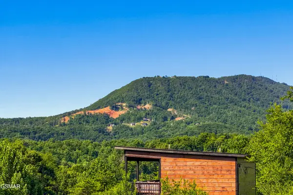 1455 Honey Oaks Way, Sevierville, TN 37876