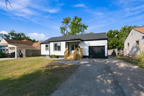 1045 N Ridgewood Dr, Wichita, KS 67208
