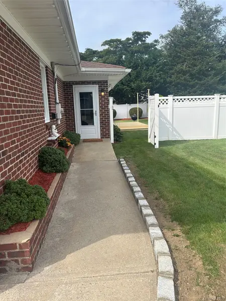 50 Willow LN, Lindenhurst, NY 11757