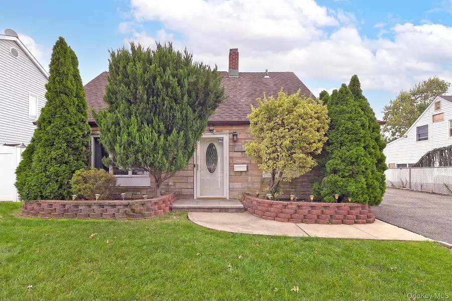 69 Slate LN, Levittown, NY 11756