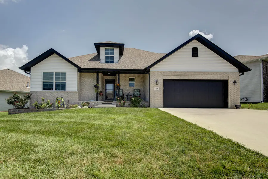 813 E Brewer AVE, Nixa, MO 65714