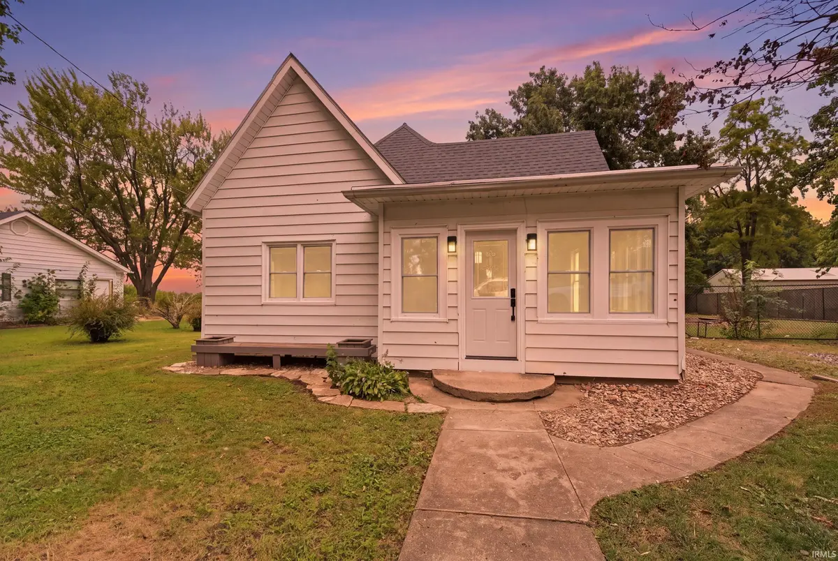 704 E Columbia ST, Chalmers, IN 47929