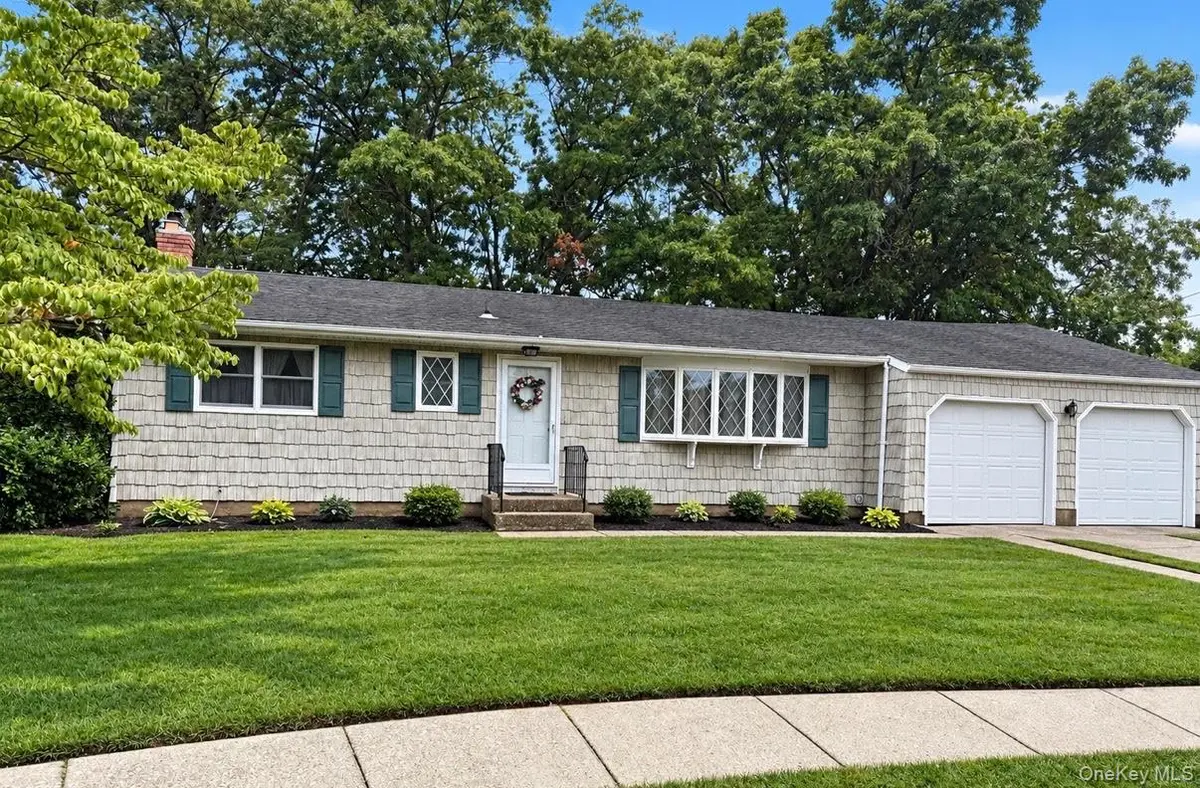 11 Whig CT, Holbrook, NY 11741