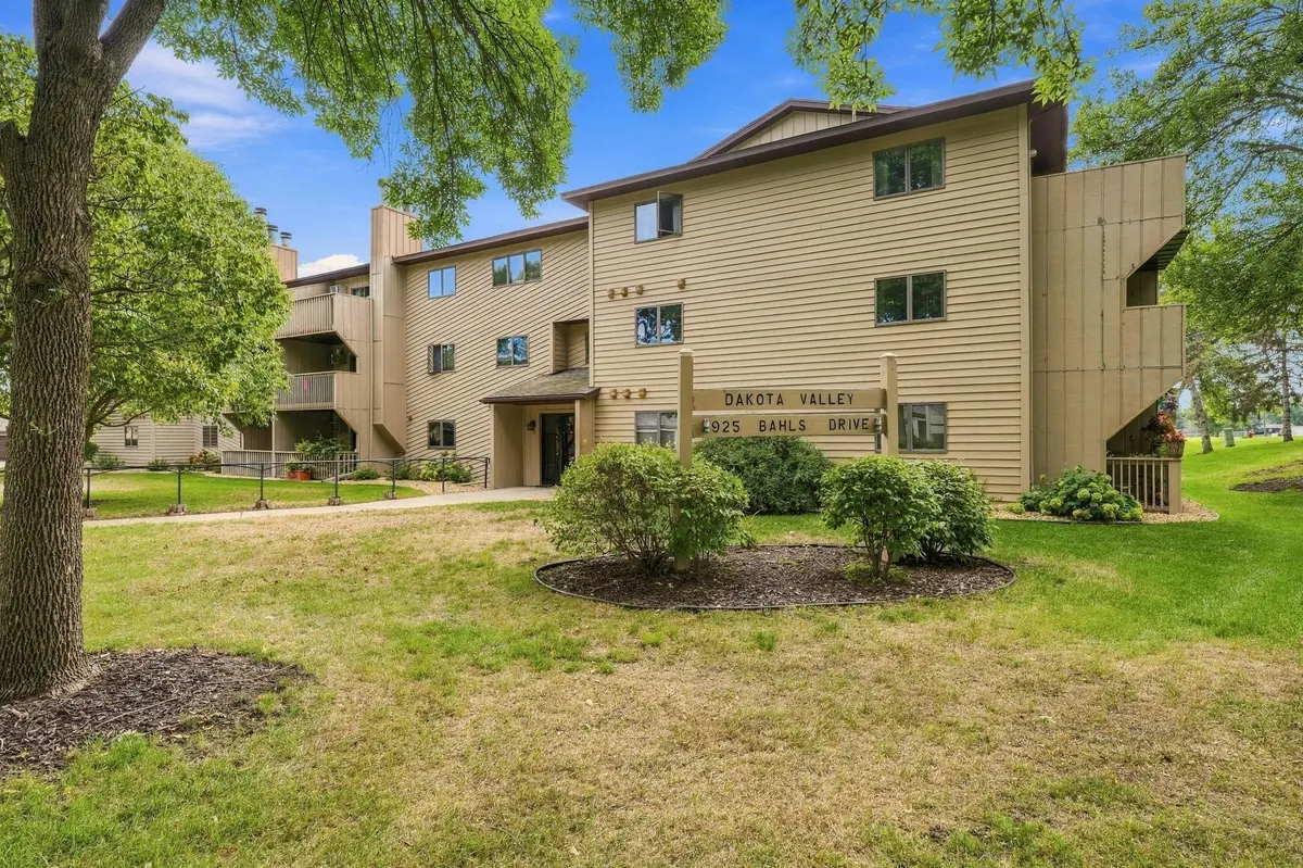 925 Bahls DR #208, Hastings, MN 55033