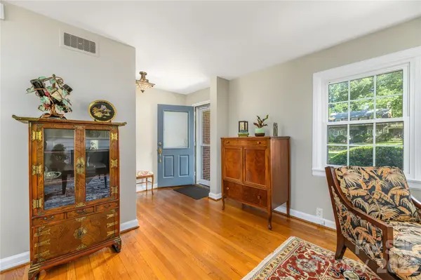 111 Gracelyn RD, Asheville, NC 28804