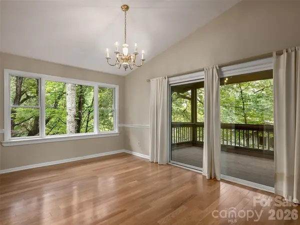 15 Cedarbrook DR, Hendersonville, NC 28739