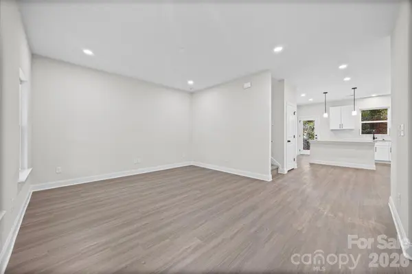 600 W Lewis ST, Dallas, NC 28034