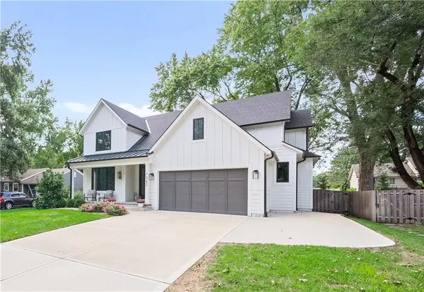 7942 Reinhardt LN, Prairie Village, KS 66208