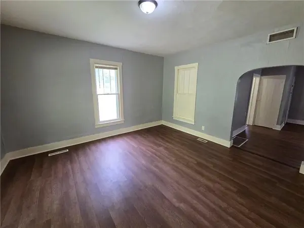 2403 N 2nd ST, St Joseph, MO 64505