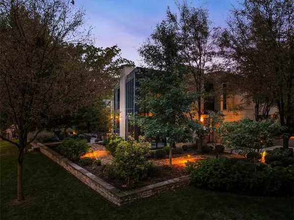 815 W 52nd ST, Kansas City, MO 64112