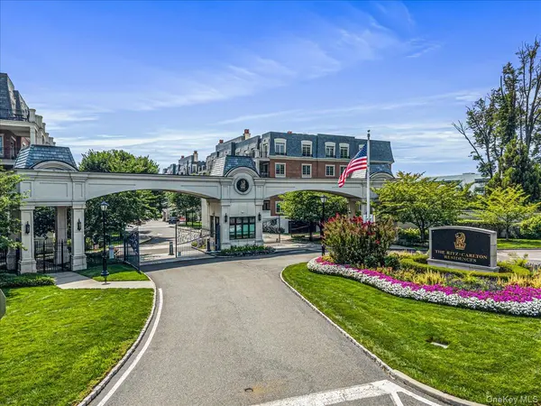 6000 Royal CT #6006, North Hills, NY 11040