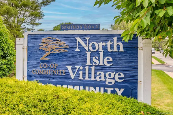42 Pointe Circle South #0, Coram, NY 11727
