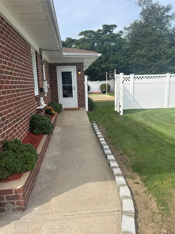 50 Willow LN, Lindenhurst, NY 11757