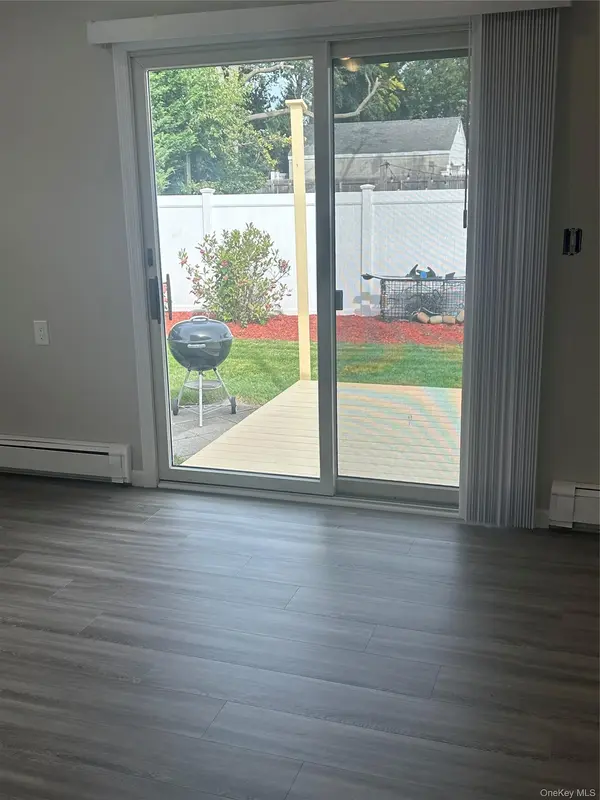 50 Willow LN, Lindenhurst, NY 11757