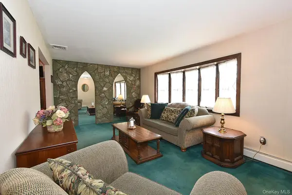 11 Whig CT, Holbrook, NY 11741
