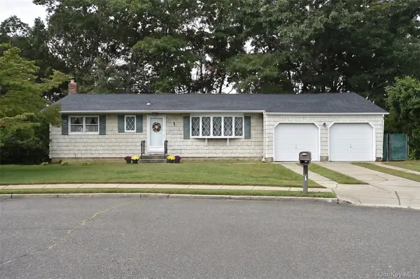 11 Whig CT, Holbrook, NY 11741