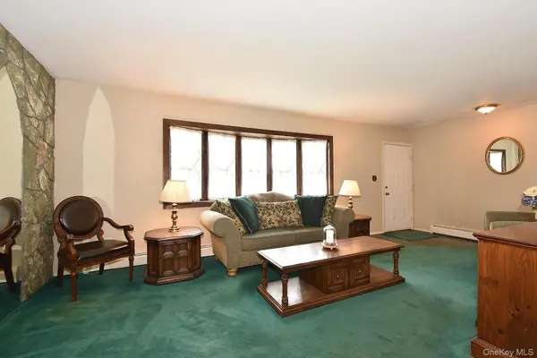 11 Whig CT, Holbrook, NY 11741