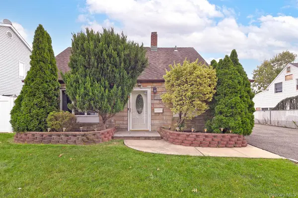 69 Slate LN, Levittown, NY 11756