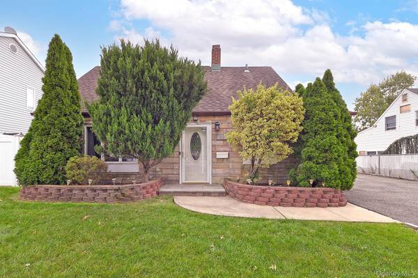 69 Slate LN, Levittown, NY 11756
