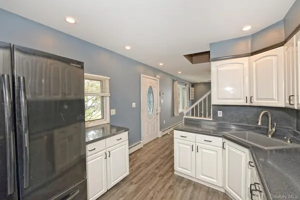 69 Slate LN, Levittown, NY 11756