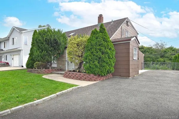 69 Slate LN, Levittown, NY 11756